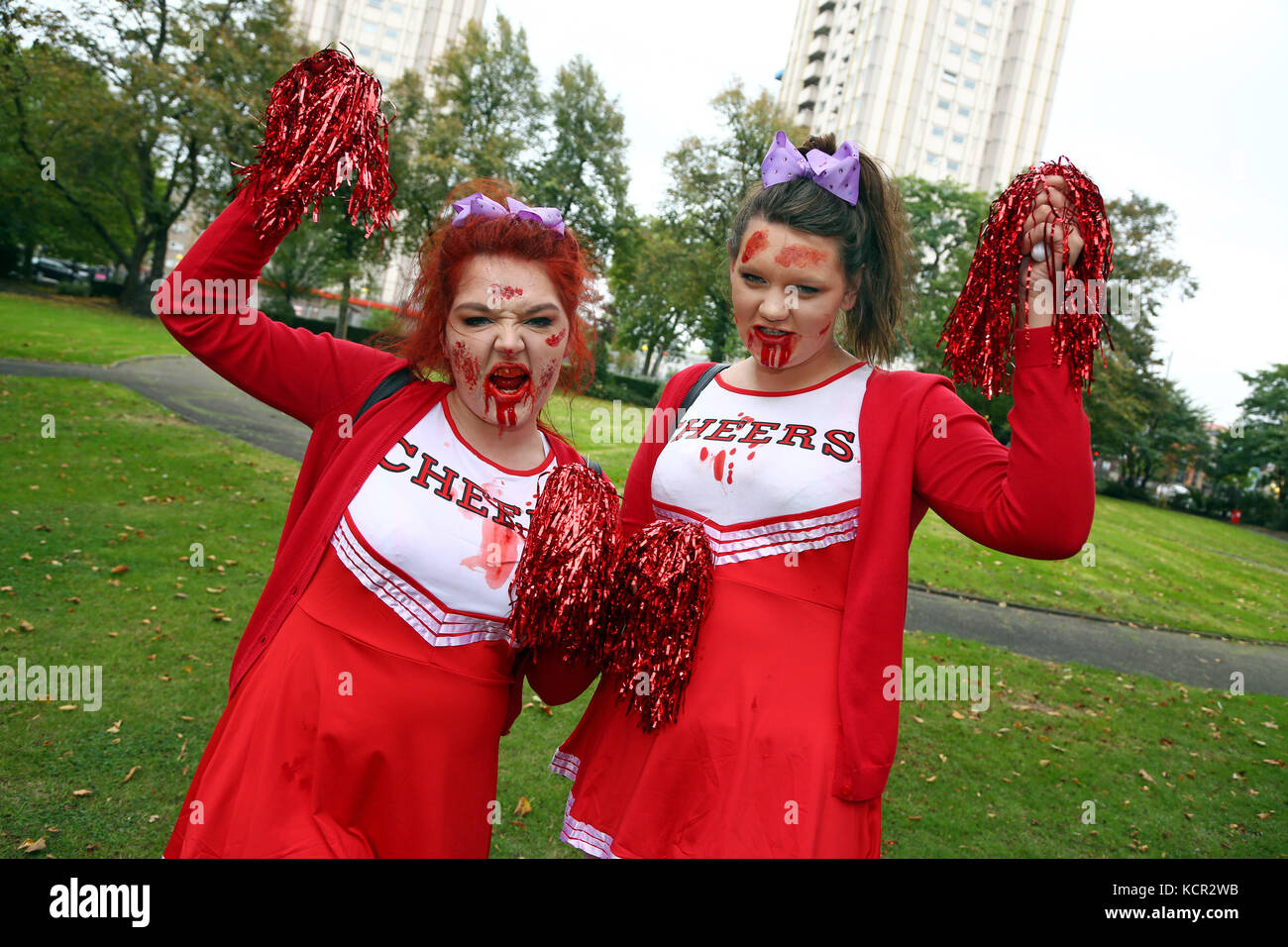 London, Großbritannien. 7 Okt, 2017. Teilnehmer, gekleidet wie Zombies durch London wandern auf einem Pub Crawl für Welt Zombie Tag zugunsten der Obdachlosen charity St. Mungos Credit: Paul Brown/alamy leben Nachrichten Stockfoto