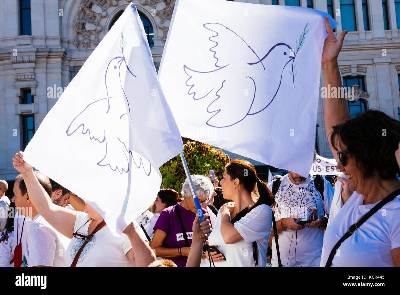 Madrid, Spanien. 7 Okt, 2017. Hunderte von Menschen vor dem Stadtrat von Madrid zur Unterstützung der Dialog zwischen Katalonien und dem spanischen Staat konzentriert sind, einberufen durch "hablamos - parlem" (Let's talk), eine populäre Bewegung. Die sozialen Wettbewerb die Bürgerinnen und Bürger zu tragen weiße Kleidung ohne Fahnen. Credit: m. Ramirez/alamy Leben Nachrichten Anruf Stockfoto