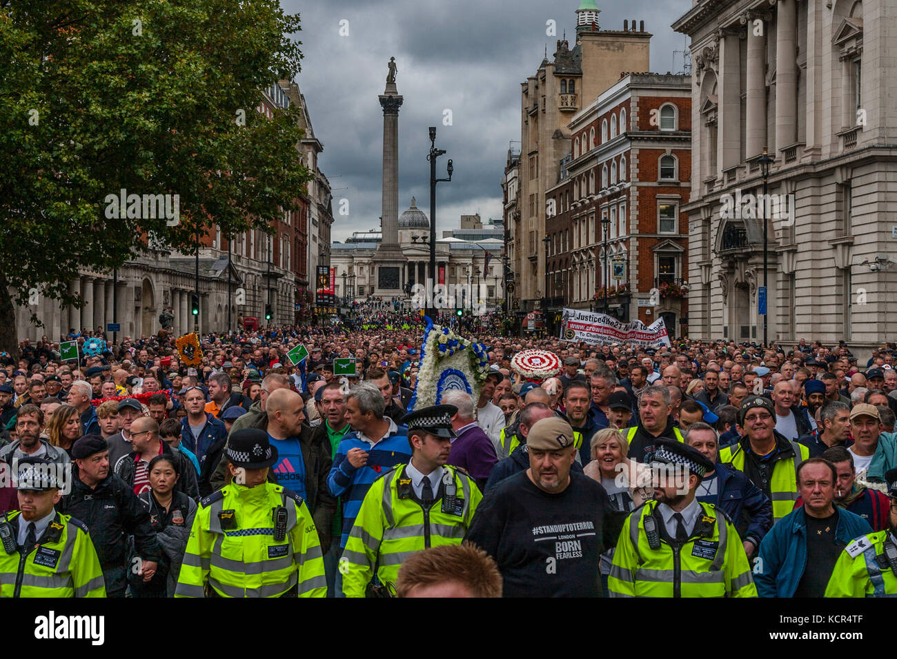 London, Großbritannien. Oktober 2017. Fußballfans aus ganz Großbritannien marschieren unter dem Banner der FLA (Football Lads Alliance) gegen Extremismus Credit: Grant Rooney/Alamy Live News Stockfoto