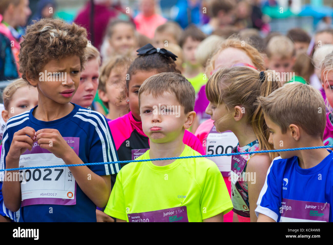 Bournemouth, Dorset, Großbritannien. 7. Okt 2017. Der erste Tag der Bournemouth Marathon Festival erhält unterwegs mit dem Kinder- Rennen - Kinder, Kilometer, Junior 1,5k, 2k und 5k. Kinder im Alter von 6-8 Warten auf den Start der 1,5k laufen Credit: Carolyn Jenkins/Alamy leben Nachrichten Stockfoto