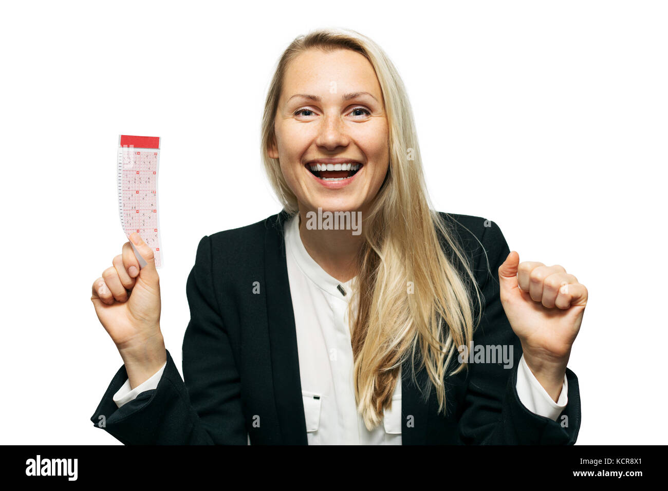 Glückliche Frau mit Lucky Lottery Ticket in der Hand auf weißem Hintergrund Stockfoto