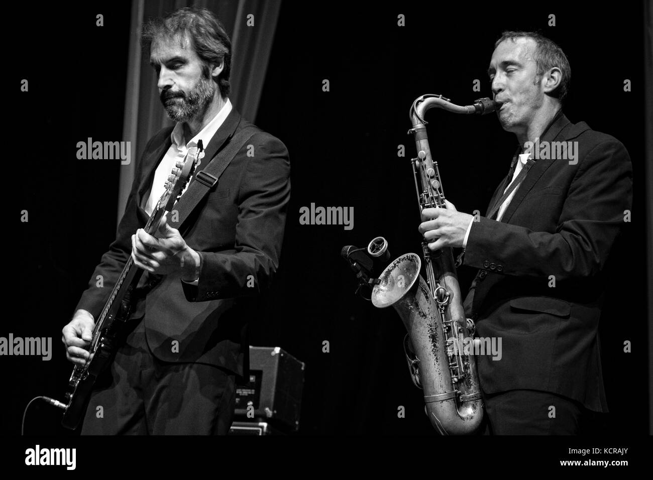 Der Bassist Jim Bar und der Saxophonist Jake McMurchie spielen live mit Get the Blessing, Scarborough Jazz Festival, Großbritannien Stockfoto