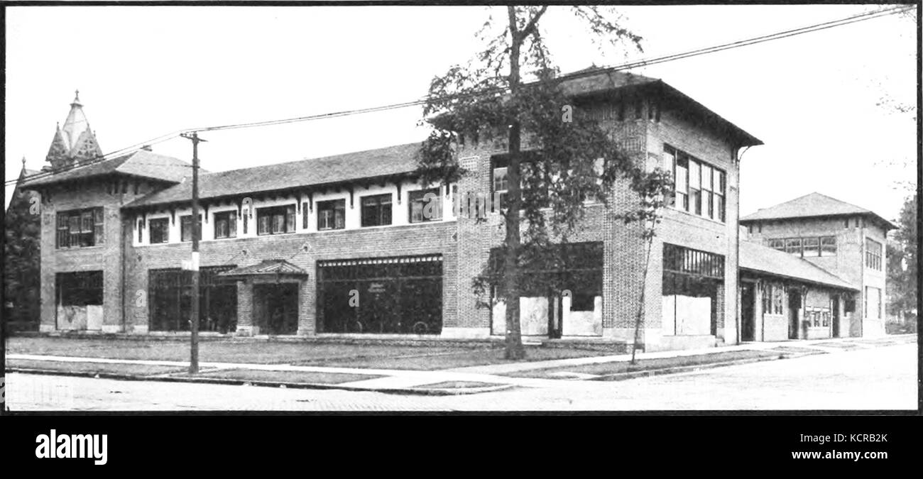 Im Showroom der Baker Motor Company im Jahr 1911 wurden frühe Automodelle vorgestellt, die die damalige Innovation bei der Entwicklung von Elektrofahrzeugen vorstellten. Baker war eines der ersten amerikanischen Unternehmen, das Elektroautos herstellte. Stockfoto