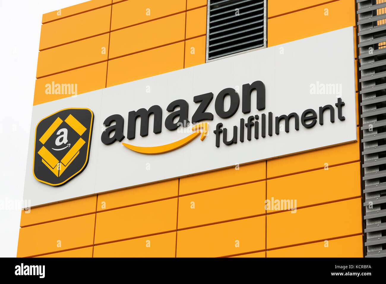 Die Beschilderung für ein Amazon Fulfillment Center in der Nähe von Manchester Airport (nur redaktionelle Nutzung). Stockfoto