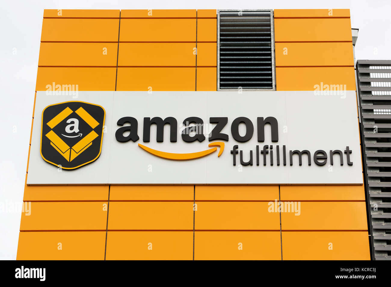 Die Beschilderung für ein Amazon Fulfillment Center in der Nähe von Manchester Airport (nur redaktionelle Nutzung). Stockfoto