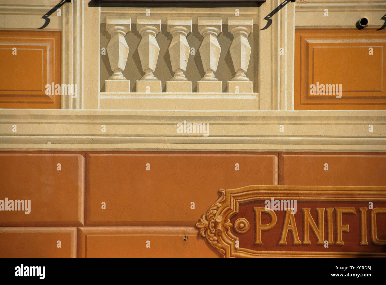 Trompe l'oeil in Camogli, die eine schöne Balustrade darstellt. Es ist eine alte ligurische Tradition, gefälschte architektonische Elemente zu malen Stockfoto