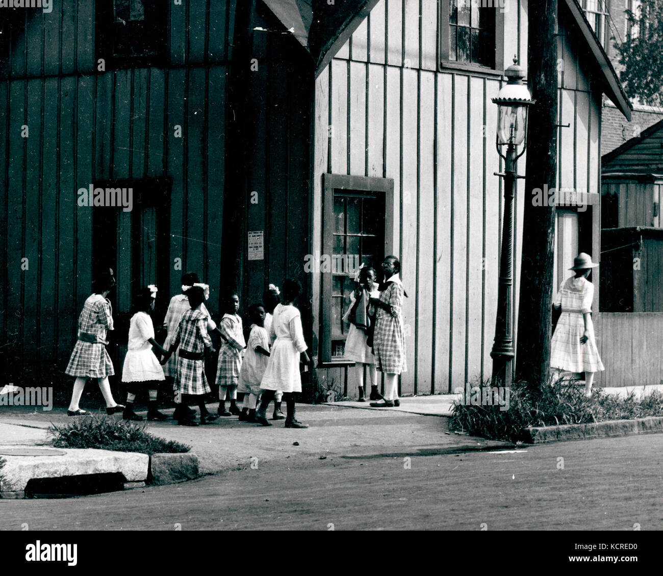Afrikanische amerikanische Mädchen sammeln nach der Schule in der Nähe von Sumner High School Stockfoto