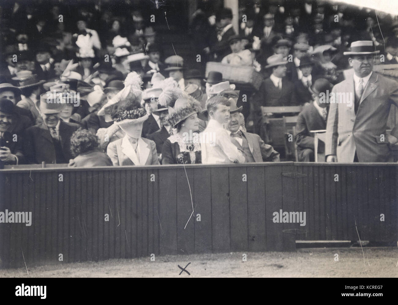 Dieses Foto zeigt Helene Britton, die Besitzerin der St. Louis Cardinals, ihren Sohn Frank DeHaas Britton und den amtierenden Bürgermeister John H. Gundlach am Eröffnungstag des Teams und markiert einen historischen Moment in der Baseballgeschichte. Stockfoto