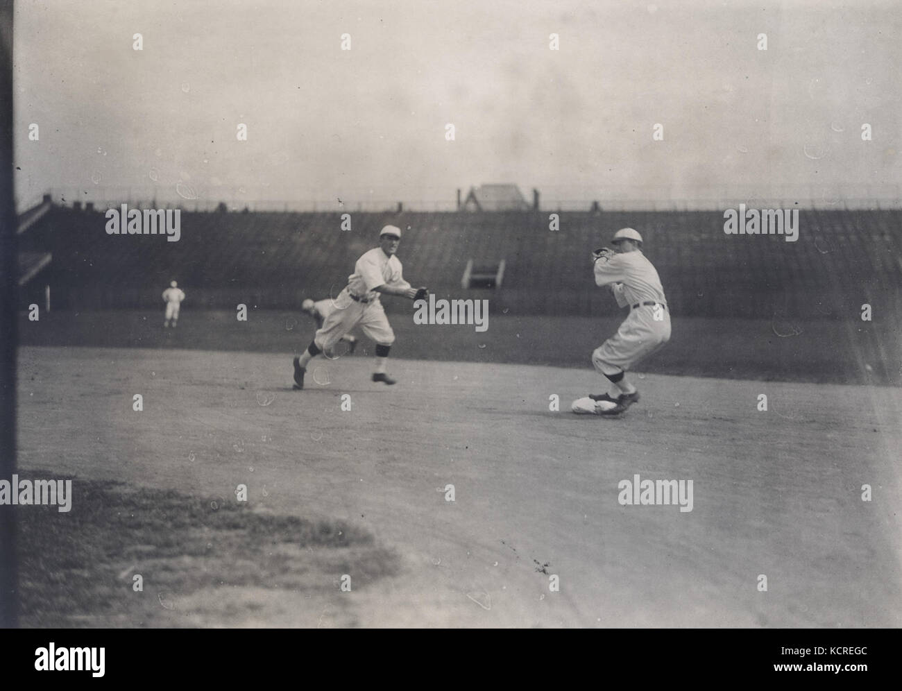 Kardinäle infielders Arnold Hauser (shortstop) und Miller Huggins (zweite Base) im Spiel an die zweite Basis Stockfoto