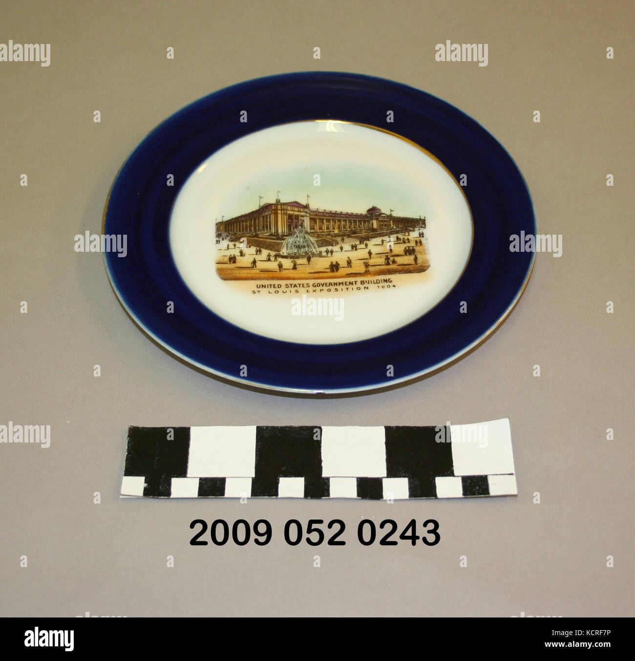 Blau und Weiß Dessertteller von Carlsbad Victoria mit der Regierung der Vereinigten Staaten Gebäude Stockfoto