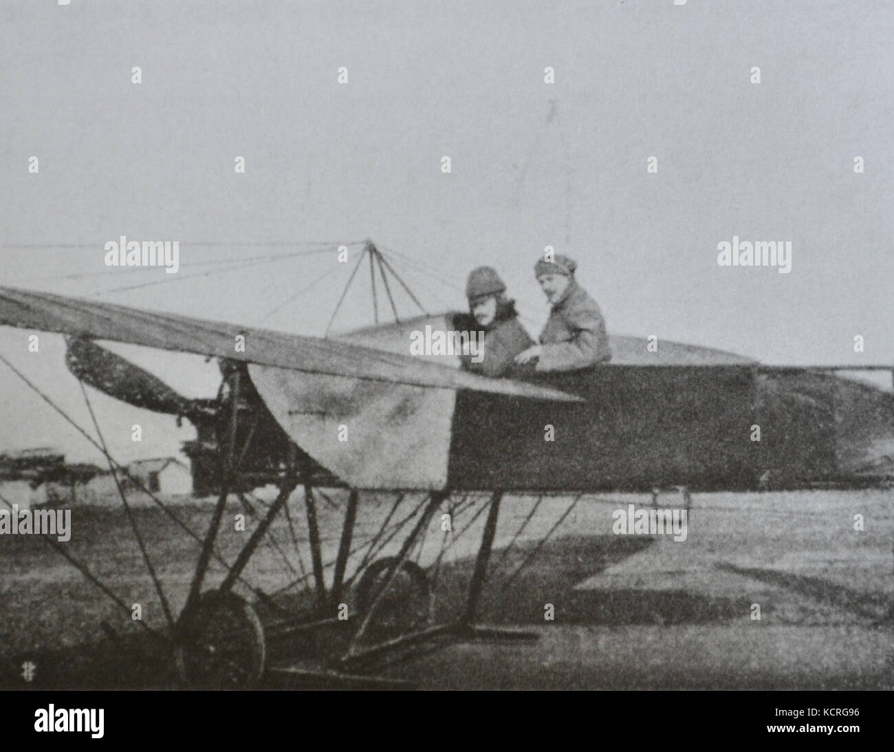 Dieses Bild zeigt ein CAPA.12-Flugzeug mit einem Passagier, der im April 1912 über Venedig flog, was die Anfänge der Luftfahrt verdeutlicht. Stockfoto