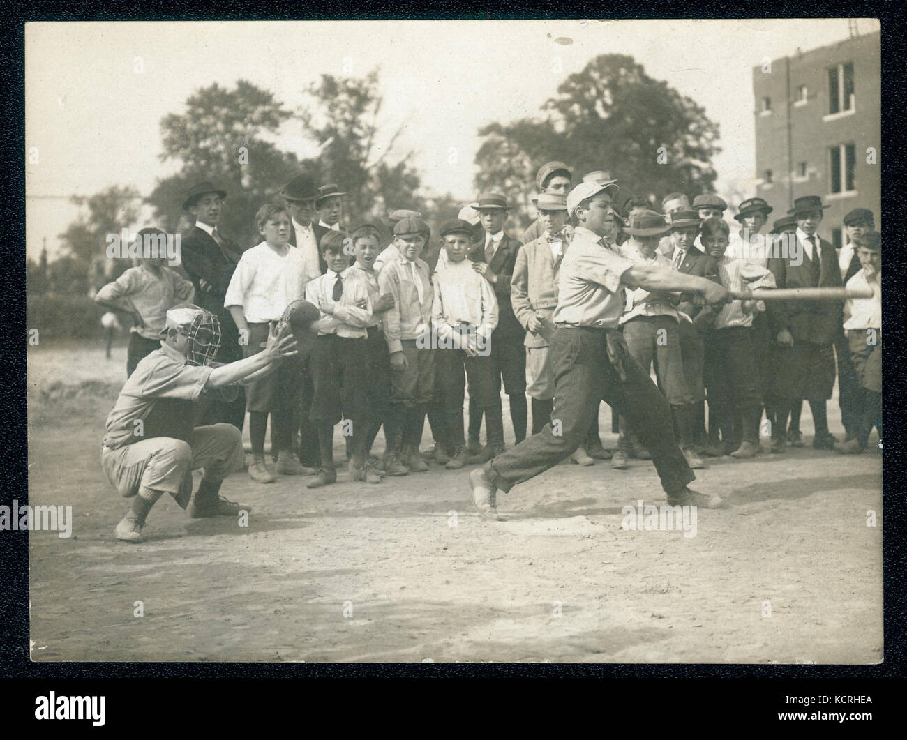 Junge, auffallend während eines Spiels von sandlot Baseball Stockfoto