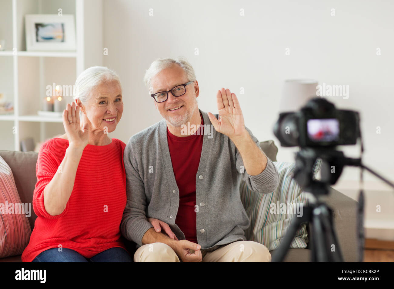 Gerne ältere Paare mit der Kamera das Aufnehmen von Videos Stockfoto