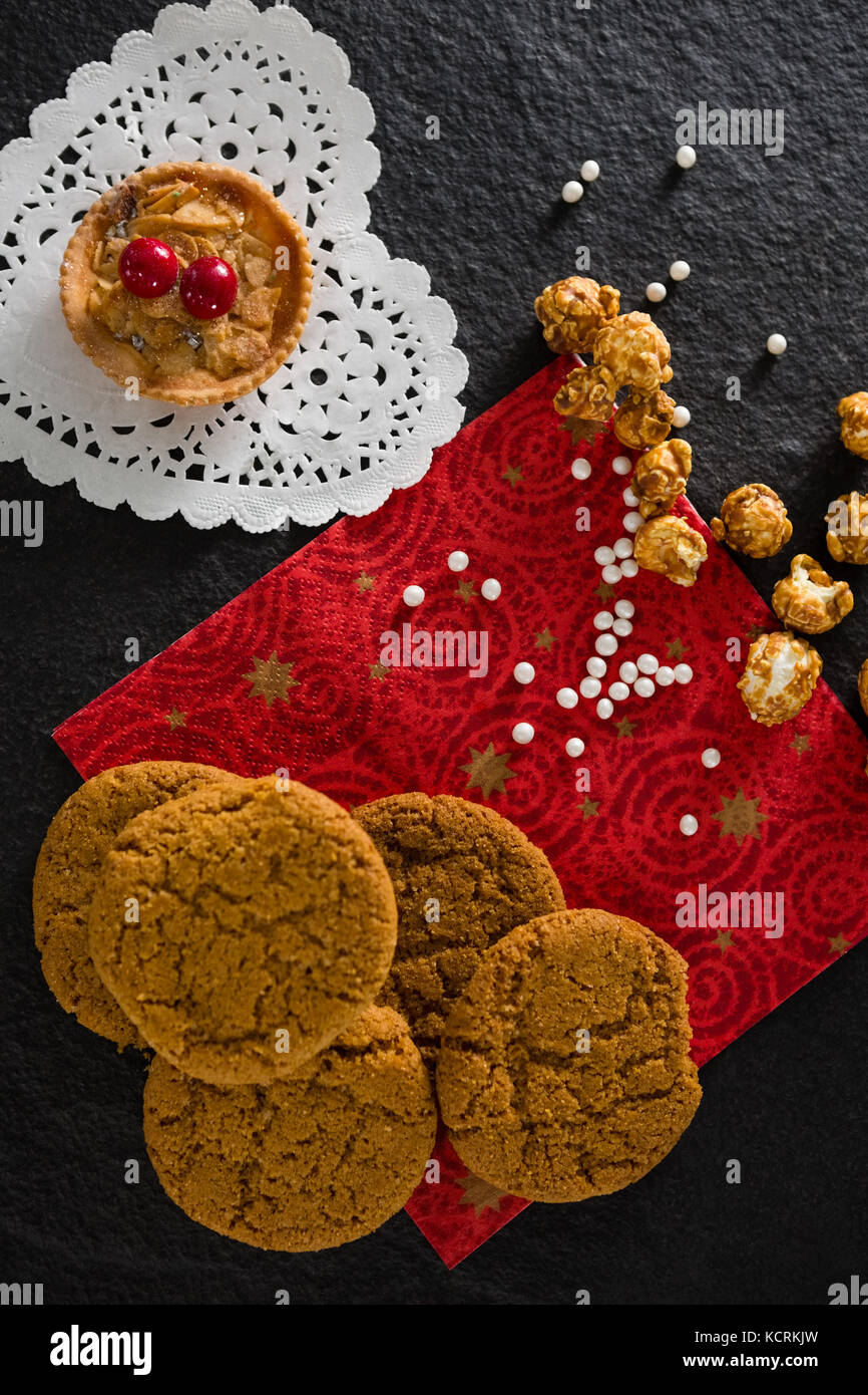 Overhead von Tart und Cookies mit Perlen auf dem Roten Platz mat Stockfoto