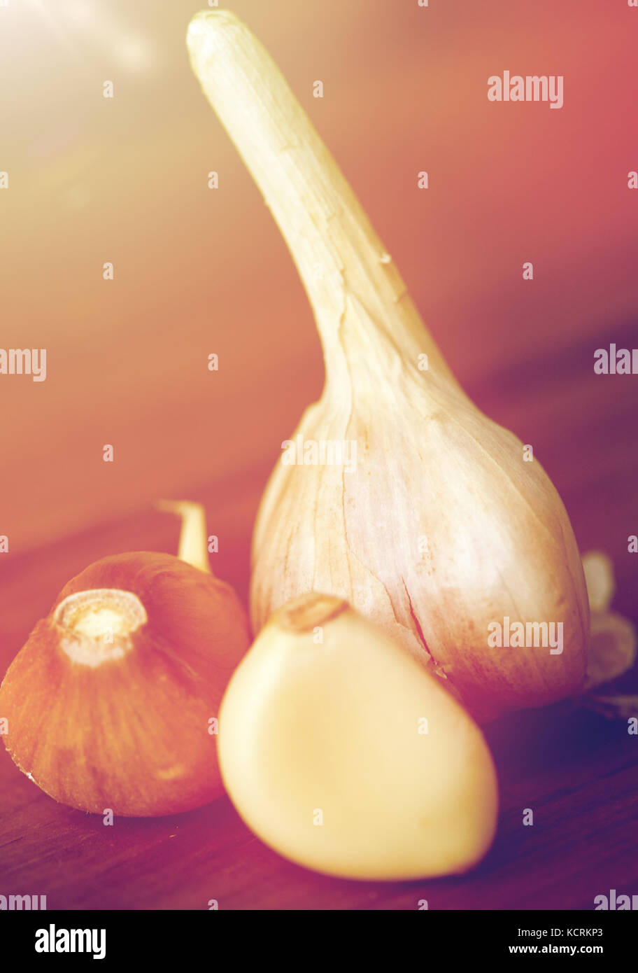 Nahaufnahme der Knoblauch auf hölzernen Tisch Stockfoto