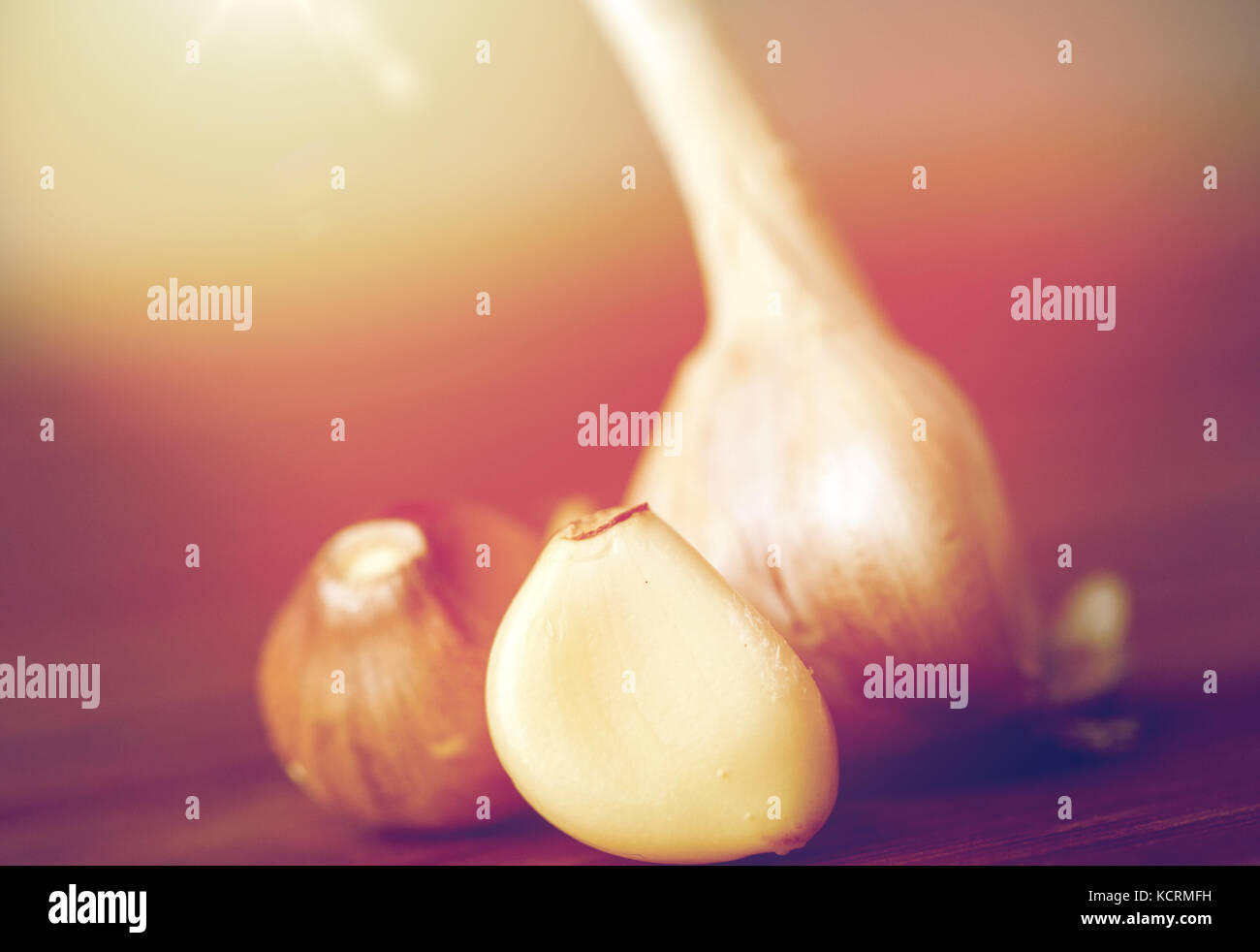 Nahaufnahme der Knoblauch auf hölzernen Tisch Stockfoto