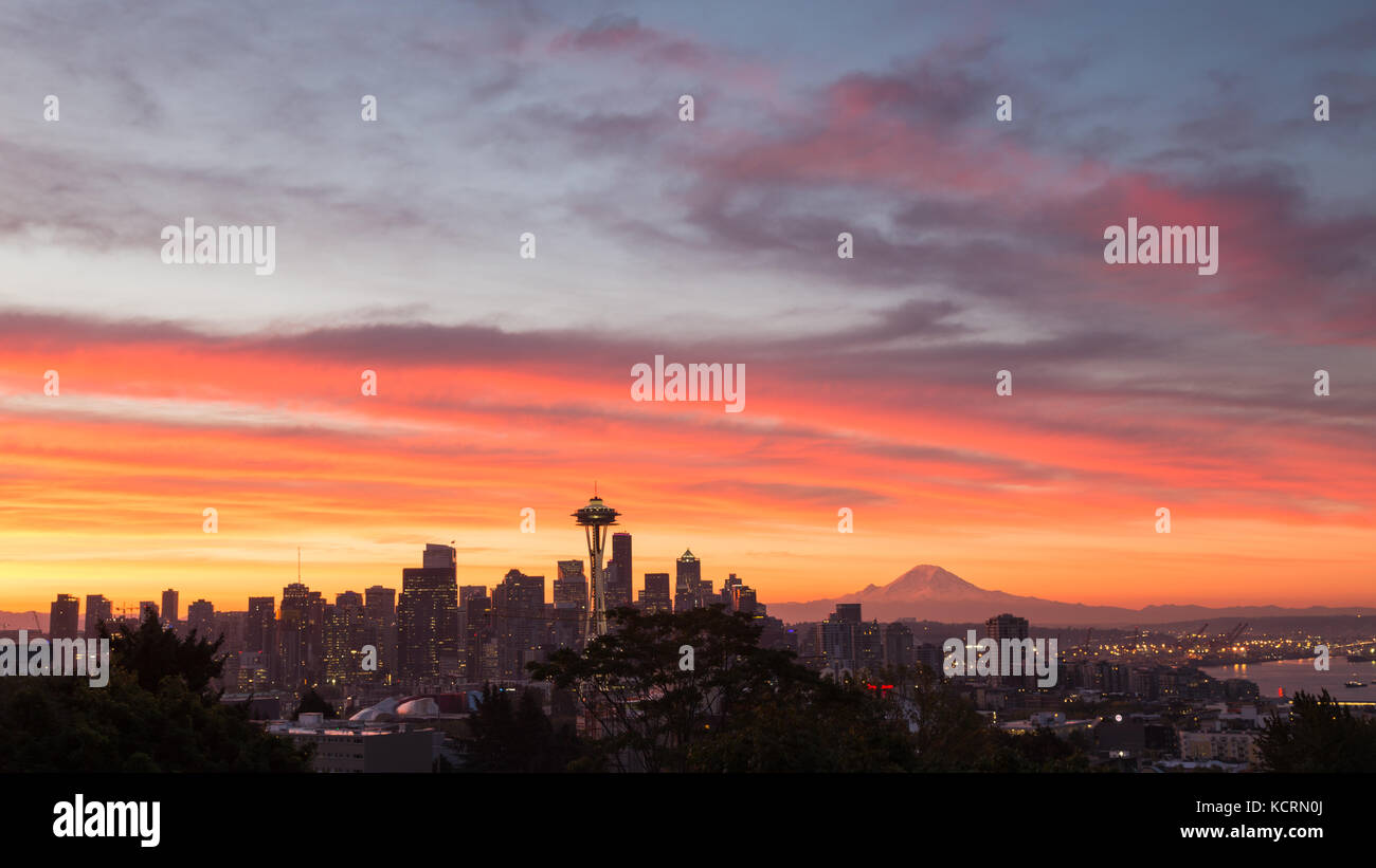 Sonnenaufgang über Seattle und Mt Rainier vom Kerry Park gesehen. Stockfoto