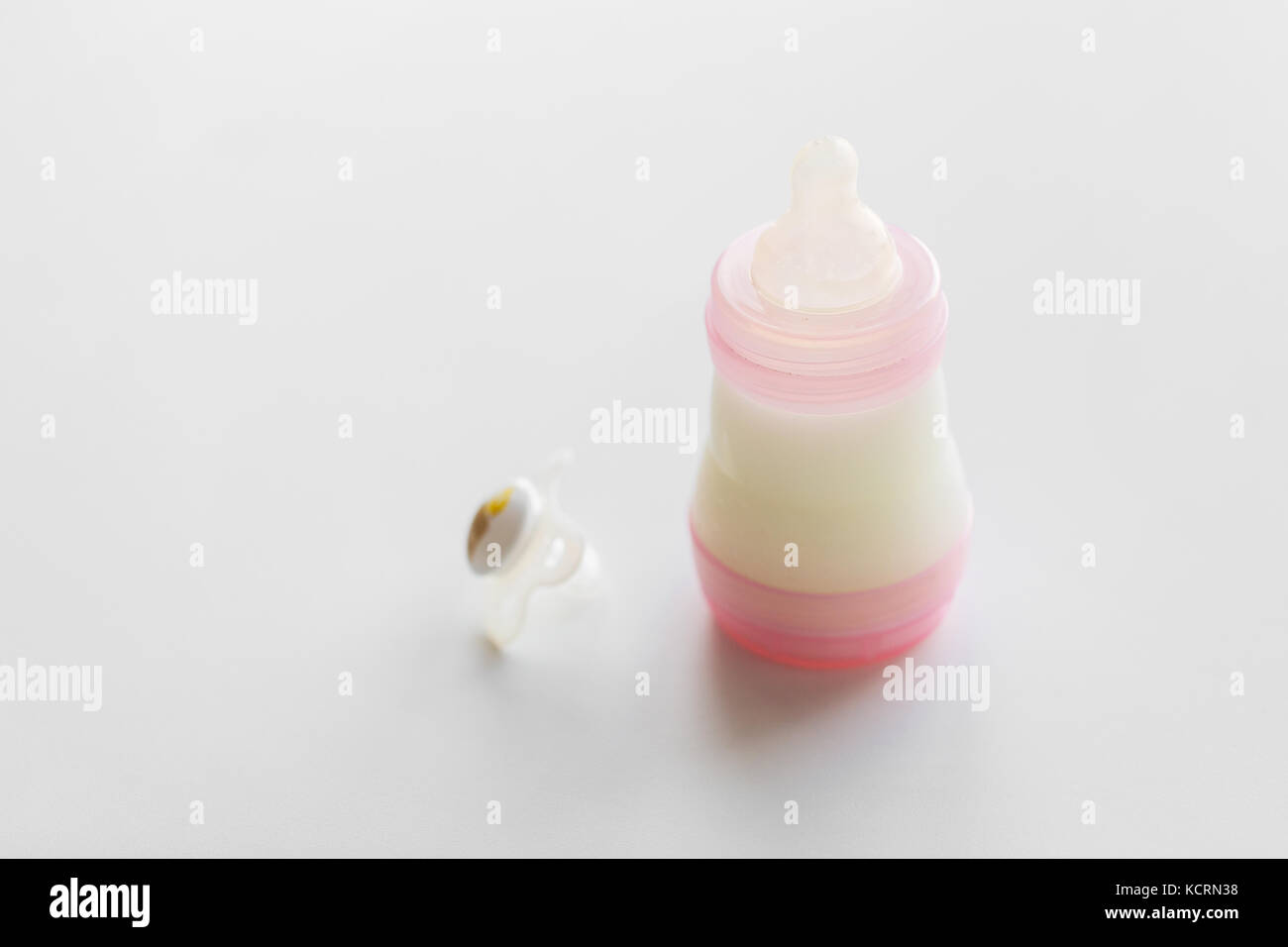 Babymilchpulver in Baby Flasche auf dem Tisch Stockfoto