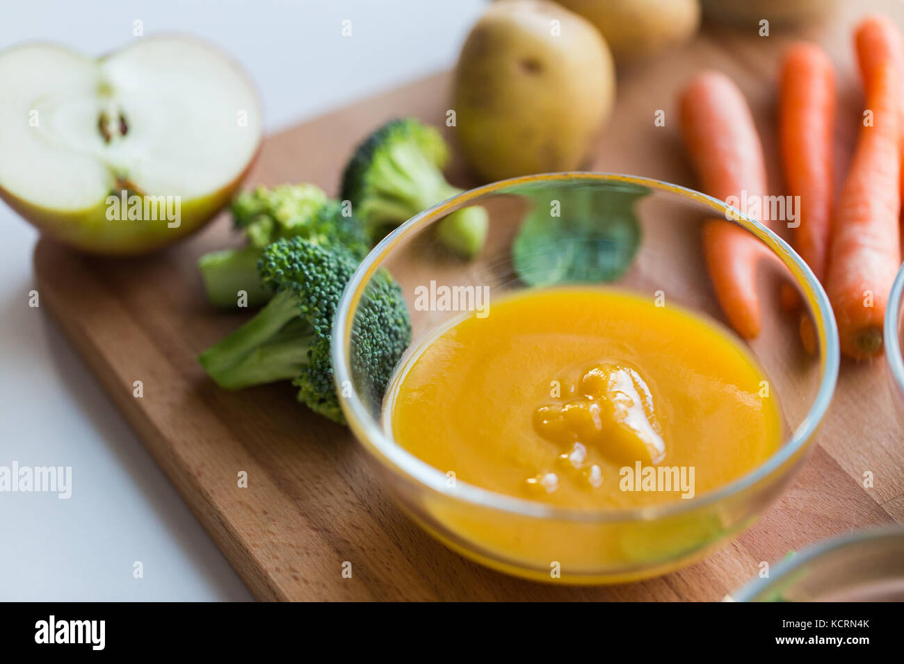 Gemüse pürieren oder Babynahrung im Glas Schüssel Stockfoto