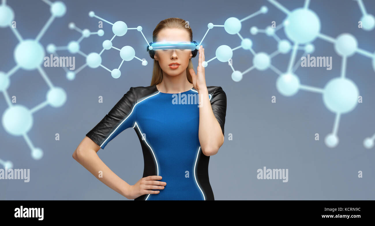Frau in der virtuellen Realität 3D-Brille mit Molekülen Stockfoto