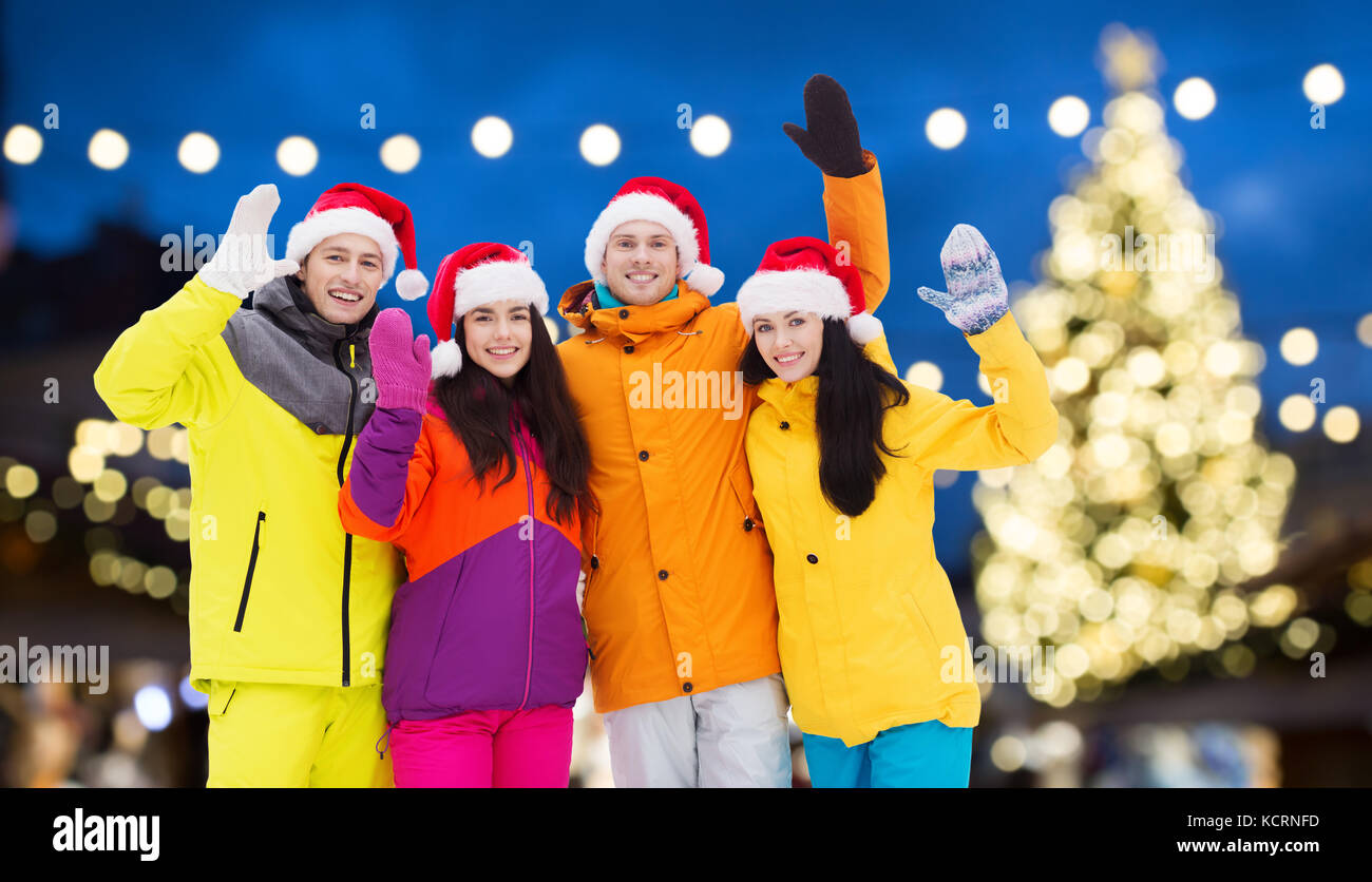 Freunde in santa Hüte und Skianzüge an Weihnachten Stockfoto
