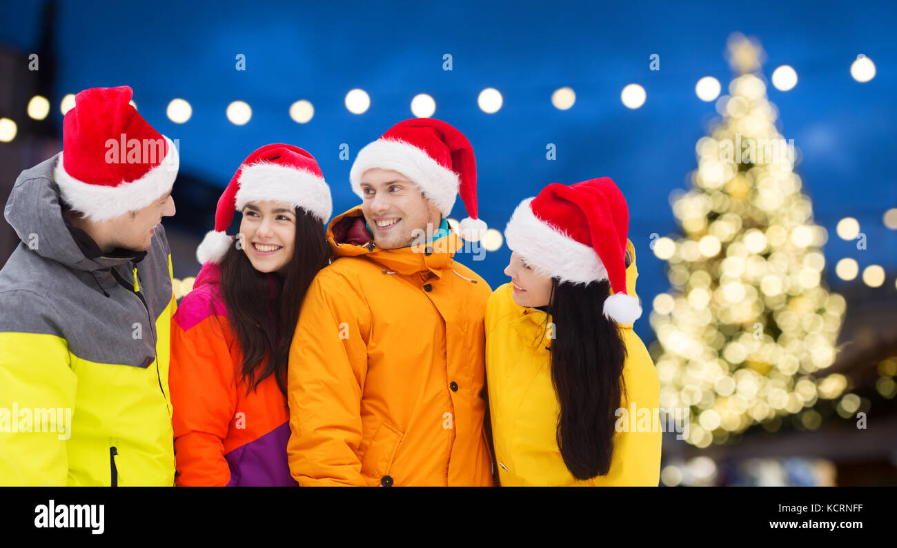 Freunde in santa Hüte und Skianzüge an Weihnachten Stockfoto