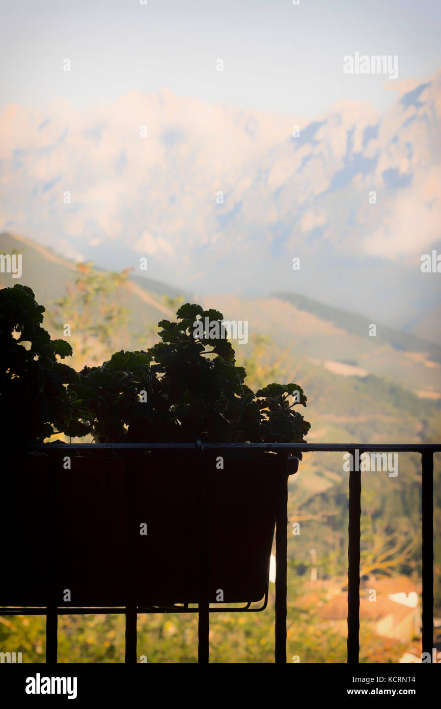 Verschwommene Sicht der alpinen Landschaft durch ein offenes Fenster in Picos de Europa, im Norden von Spanien. Stockfoto