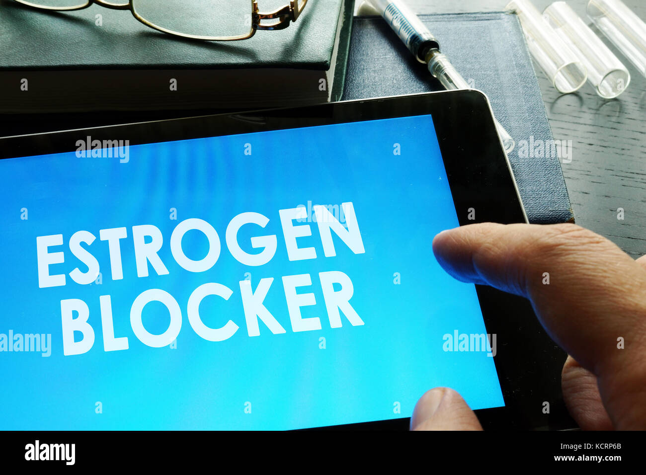 Östrogen Blocker. Arzt holding Tablet mit Vorzeichen. Stockfoto