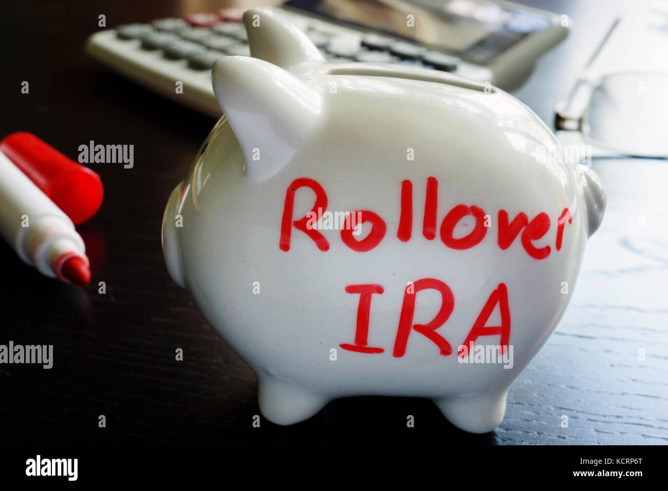 Rollover ira auf eine piggy Bank geschrieben. Stockfoto Rollover ira auf eine piggy Bank geschrieben. Stockfoto