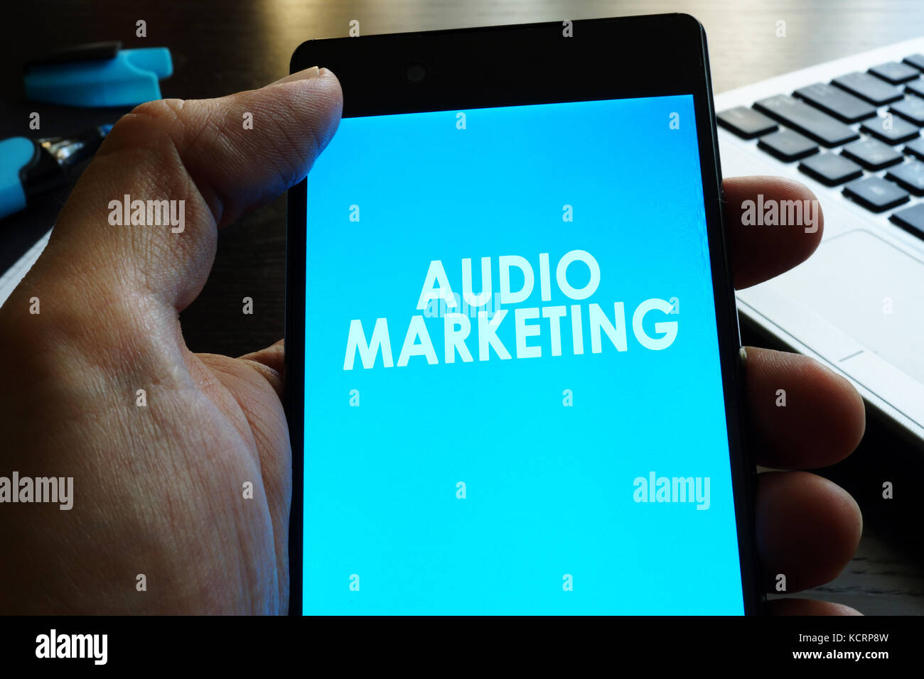Mann, smart phone mit Audio Marketing. Stockfoto