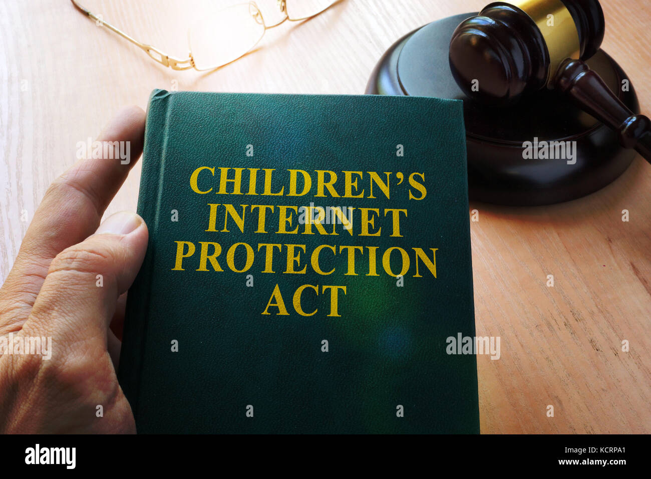 Für Kinder Internet Protection Act cipa auf einen Tisch. Stockfoto