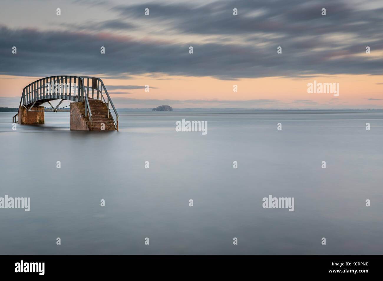 Brücke nach Nirgendwo im belhaven in der Nähe von Dunbar in Schottland am frühen Morgen Stockfoto