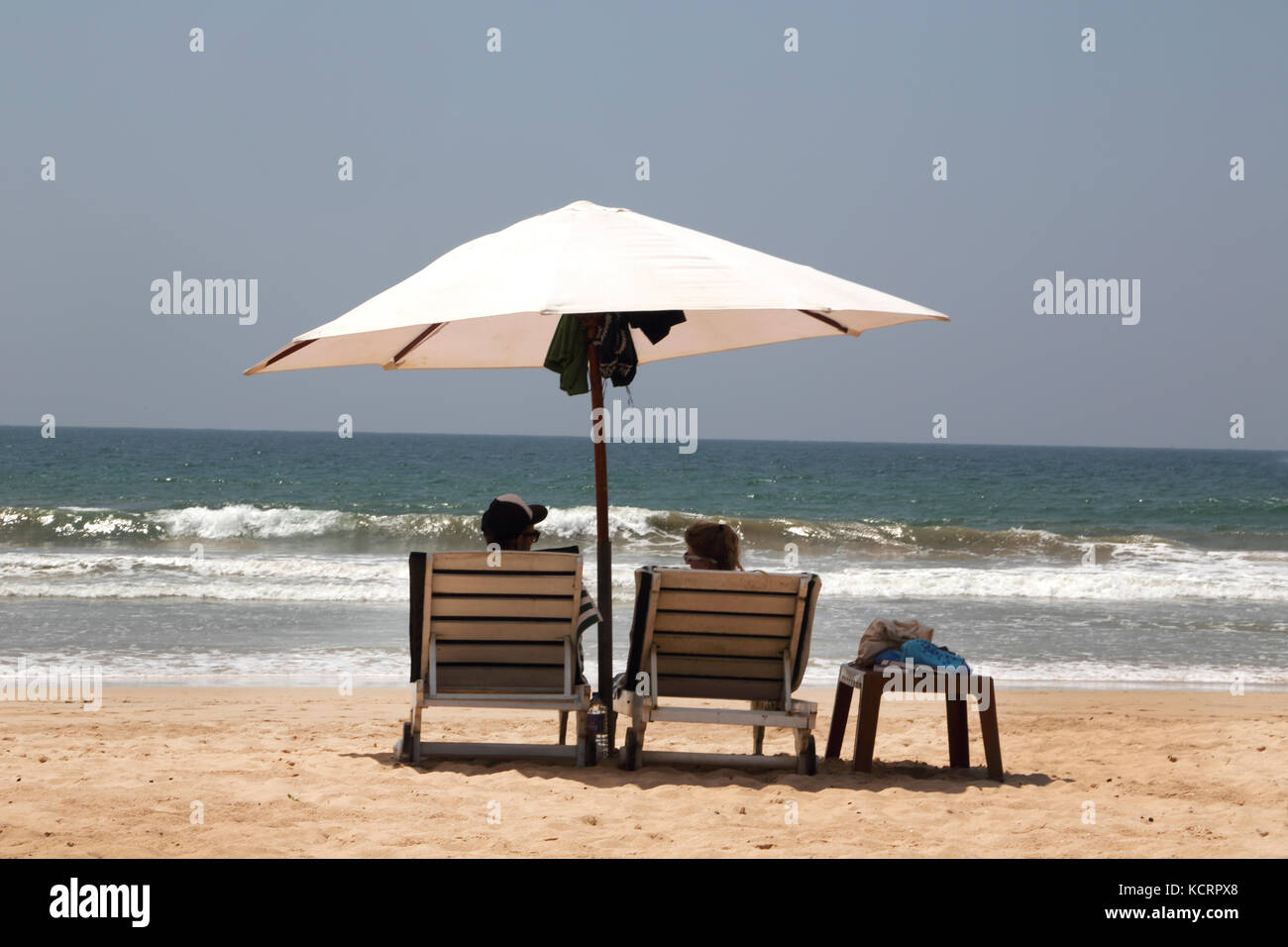 Bentota Sri Lanka Paar am Strand unter einem Sonnenschirm Stockfoto