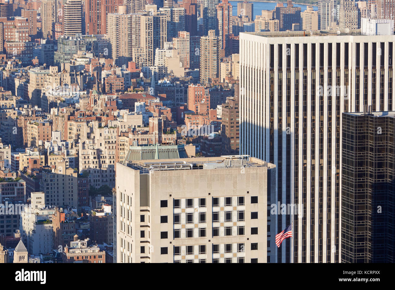 New York City Manhattan Wolkenkratzer Luftbild- und USA-Flagge in der Abendsonne Stockfoto