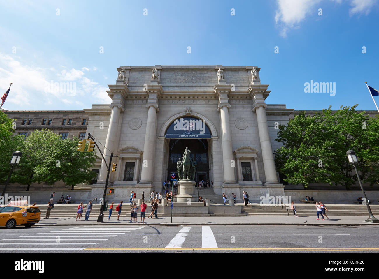 Leute, die vor Amerikanischen Museum für Naturgeschichte Fassade an einem sonnigen Tag, blauer Himmel, New York Stockfoto