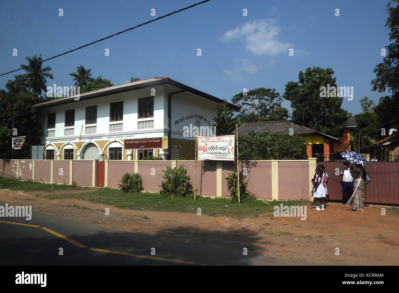 Kalutara in Sri Lanka Schule Kinder außerhalb Mahindodaya technologische Labor Stockfoto