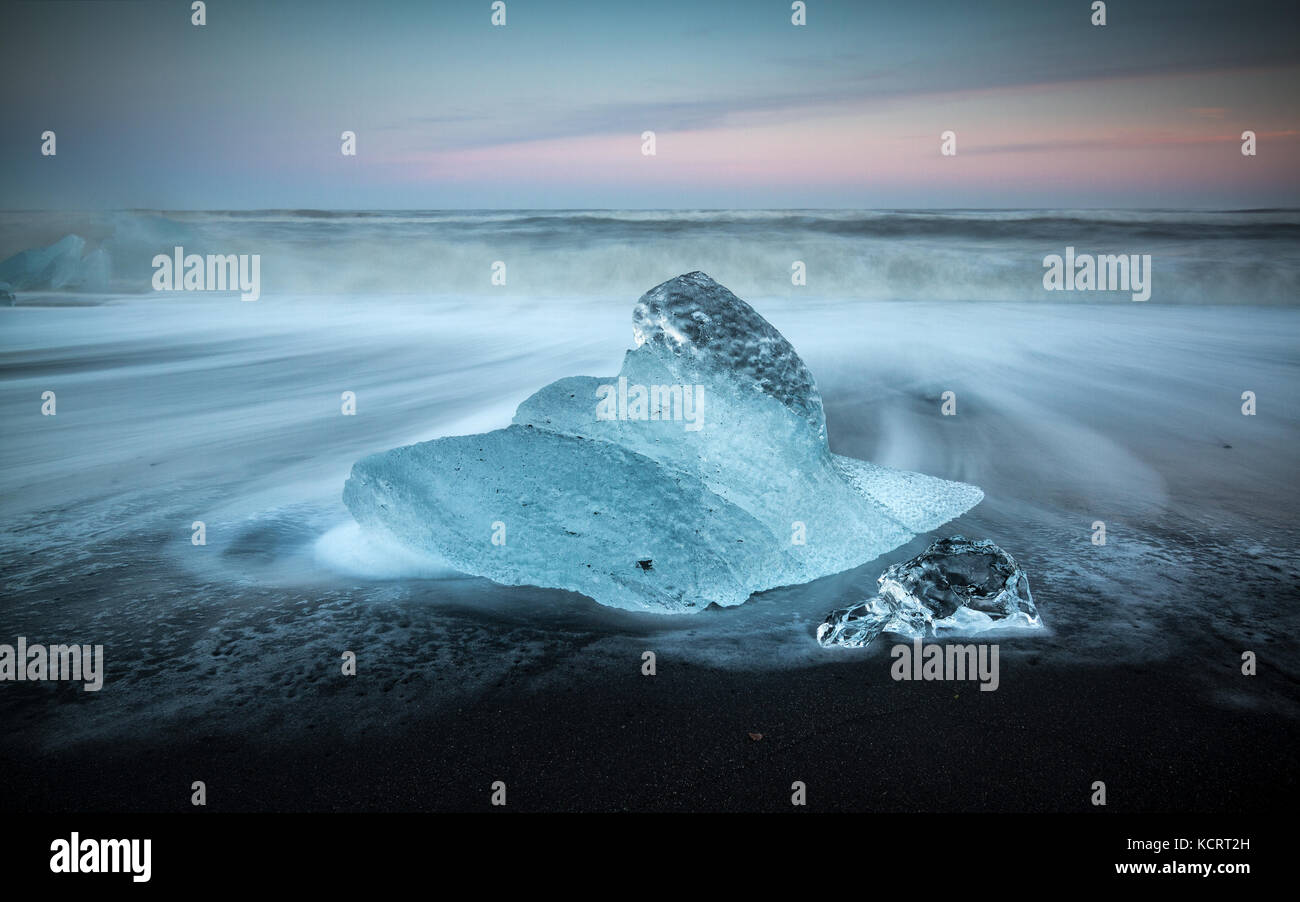 Gletscher Eisberge gewaschen auf dem schwarzen Sand von breidamurkursandur in der Nähe von Vatnajökull National Park, Island Stockfoto