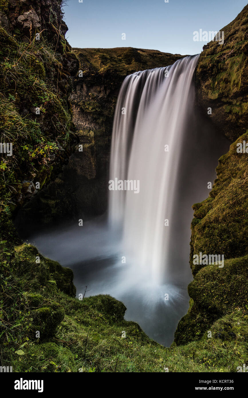 Skogafoss Wasserfall vom Abhang einschließlich der Troll wie geformte