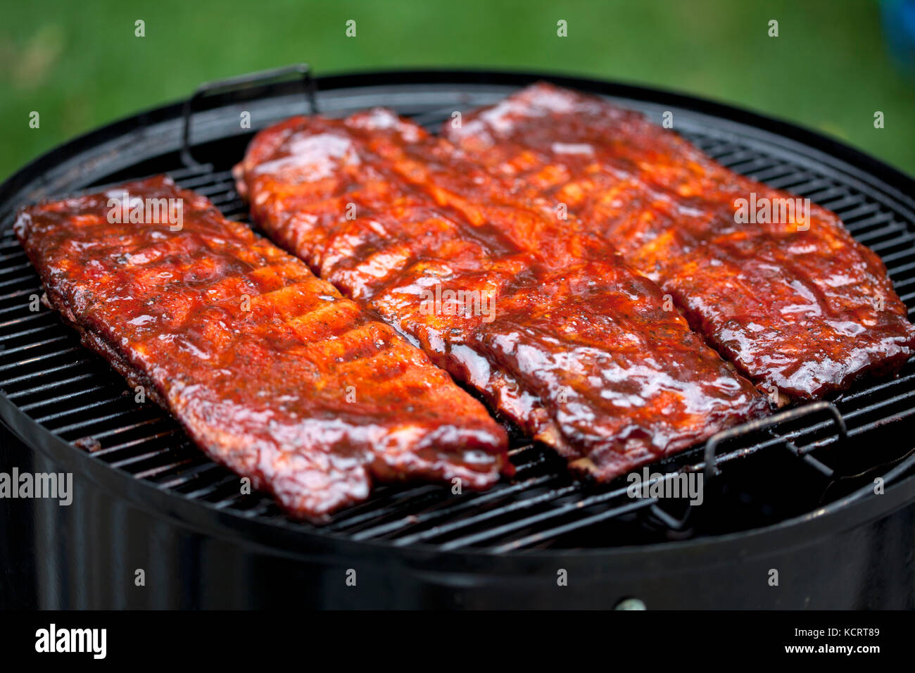 BBQ Rippchen kochen auf ein Raucher Stockfotografie - Alamy