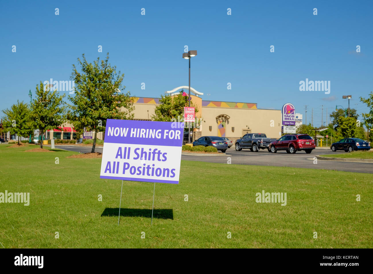 Jetzt für alle Schichten, alle Positionen, Zeichen bei der Taco Bell in den Shoppes in Eastchase Mall Bereich von Montgomery, Alabama, USA. Stockfoto