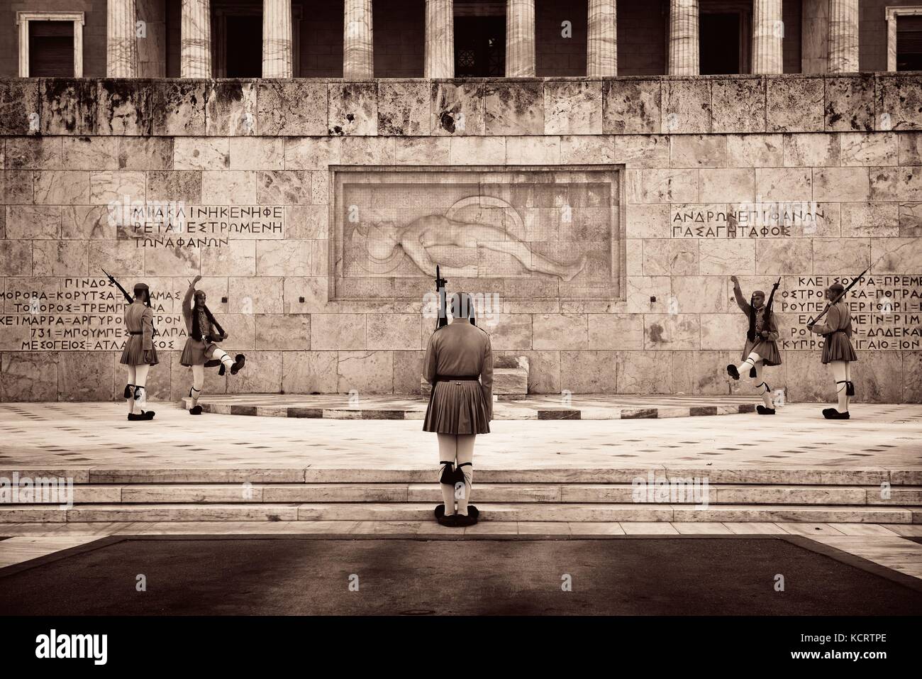 Athen - 26.September: Ändern der Guard Zeremonie am Syntagma-Platz am 26. September 2016 in Athen, Griechenland. Es ist eine der militärischen Tradition und Touri Stockfoto