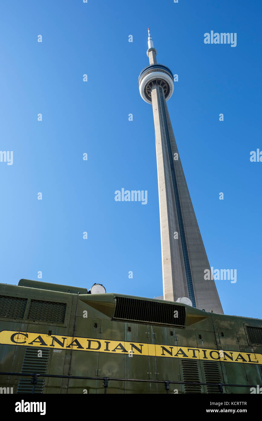 Canadian National Railway grüne Lok mit dem CN Tower im Hintergrund, Toronto Railway Museum, Toronto, Ontario, Kanada. Stockfoto