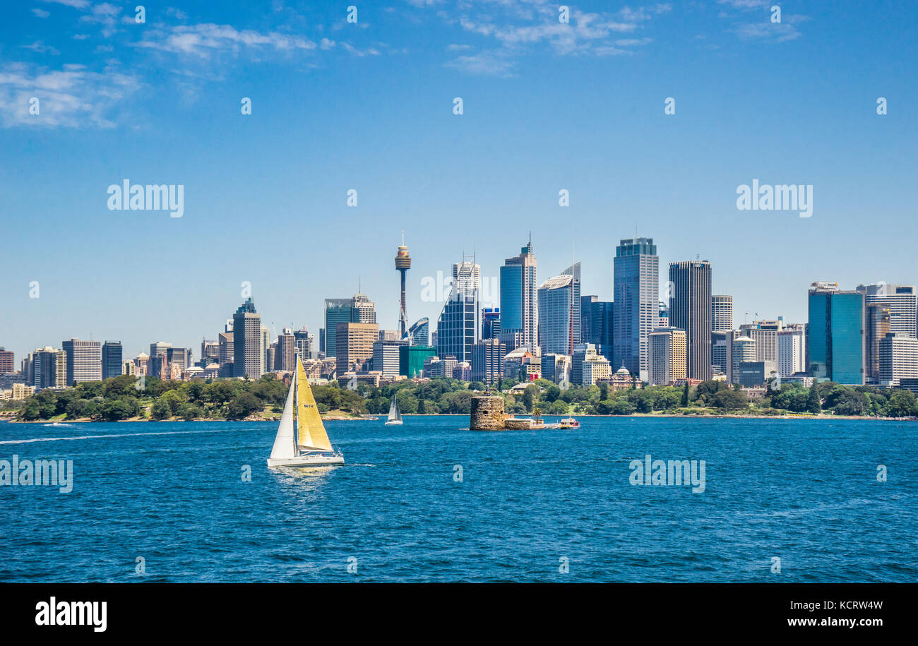 Australien, New South Wales, Port Jackson, Aussicht auf den Hafen von Sydney mit Sicht auf die City Skyline, Mrs Macquaries Point und Fort Denison Stockfoto