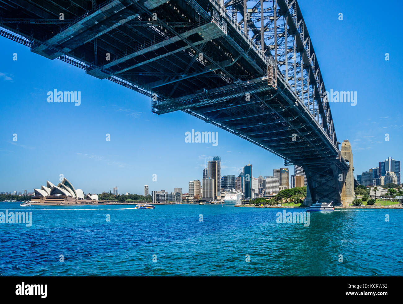 Australien, New South Wales, Sydney, Dawes Point, mit Blick auf das Sydney Opera House und der Sydney Cove von unterhalb der Sydney Harbour Bridge Stockfoto