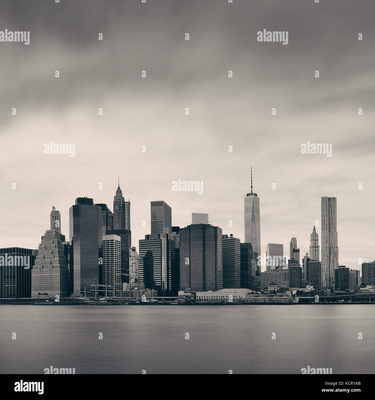 Manhattan Financial District mit seinen Wolkenkratzern über den East River. Stockfoto