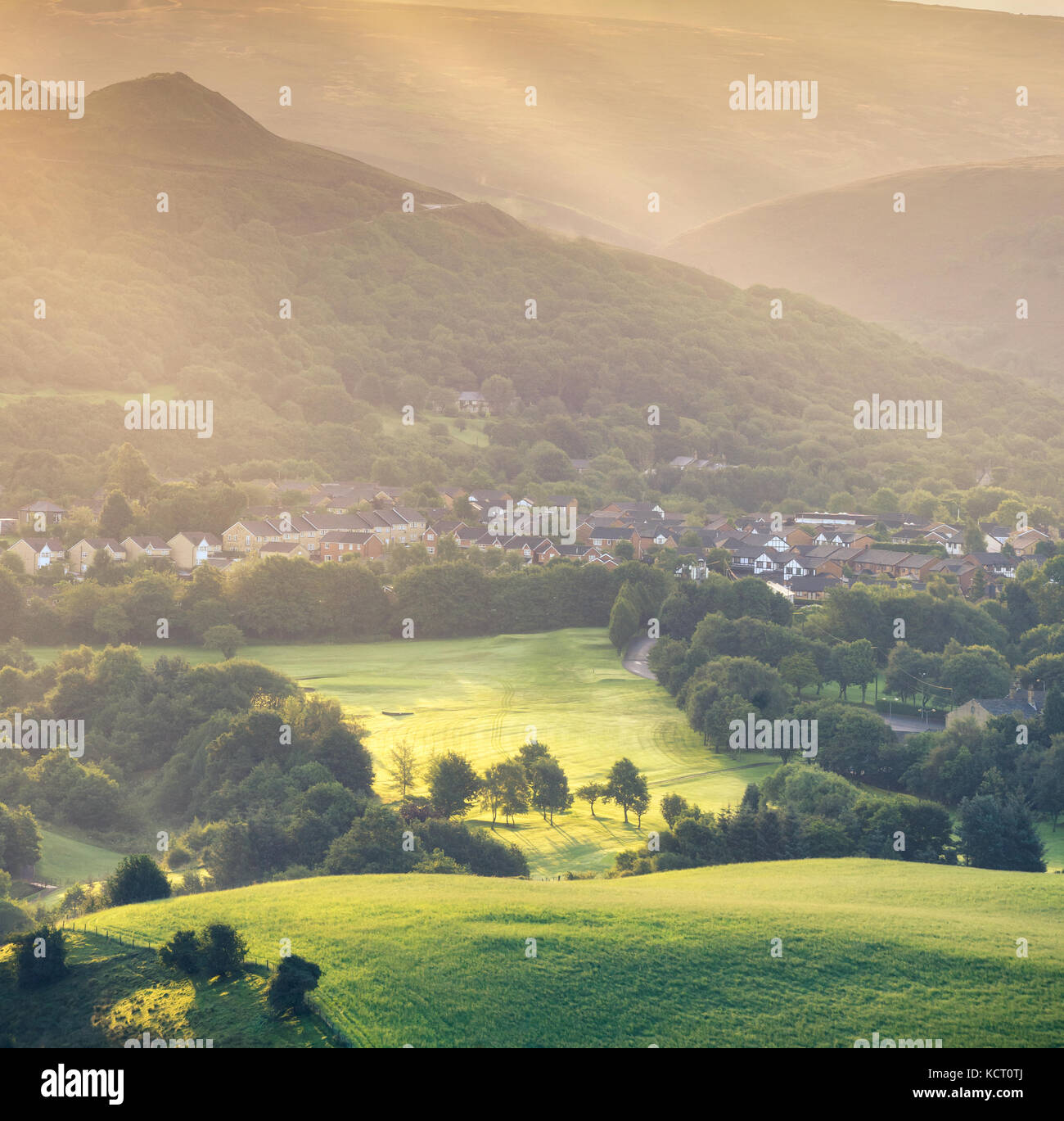 Breites Panorama der englischen Landschaft mit grünen Feld im Vordergrund durch das abendliche Licht leuchtet Stockfoto