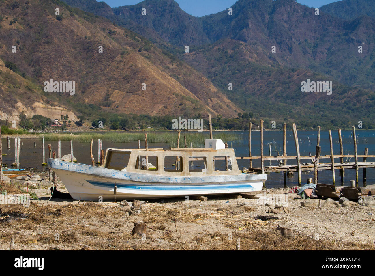 Abgespeckte Shell von verlassenen Boot auf See, Lake Atitlan, Guatemala, 2017 Stockfoto