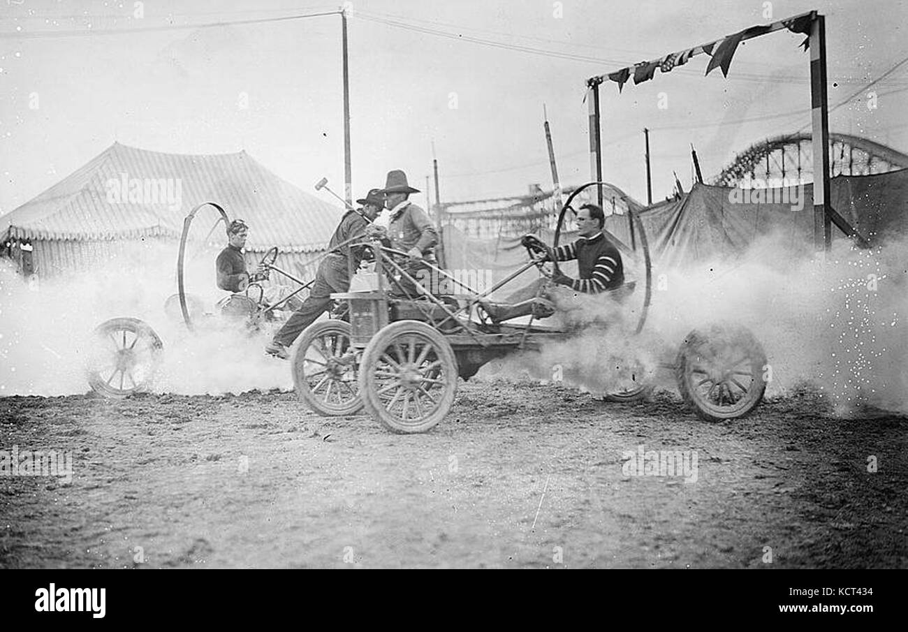 Dieses Bild zeigt eine Sportart aus dem frühen 20. Jahrhundert, die als Auto-Polo bekannt ist und auf Coney Island gespielt wurde. Das Spiel umfasst Automobile, die Polo und Motorsport auf einzigartige und historische Weise kombinieren. Stockfoto