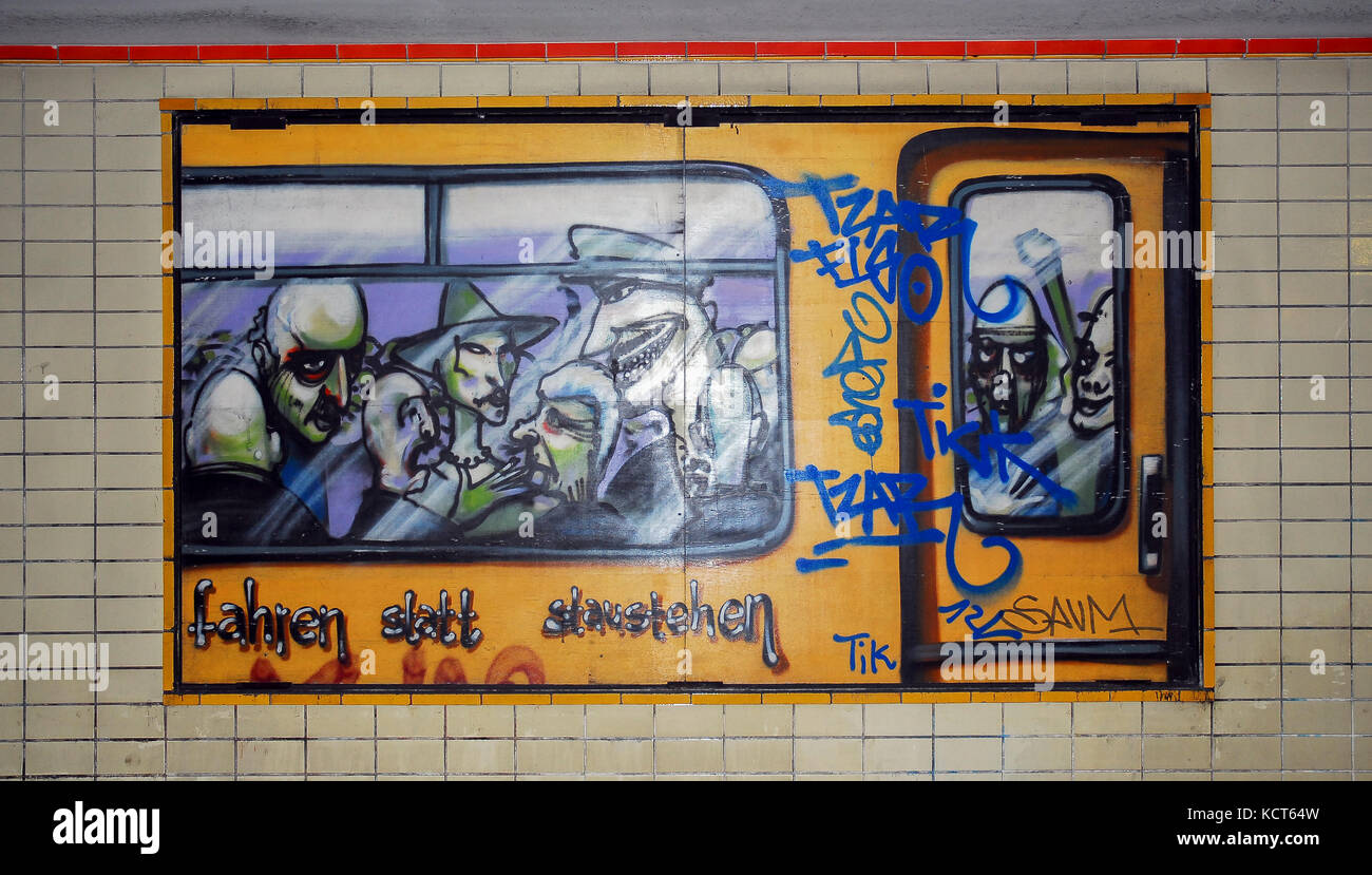 Berlin - April 2: Oranienburger Straße U-Bahn-Station Graffiti, berlin mitte April 2,2011. Stockfoto