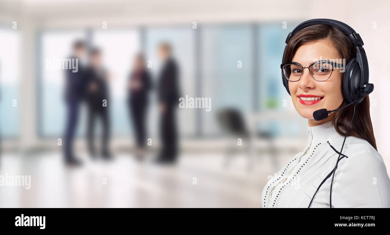 Frau call Center Betreiber in Headset auf Business Office backgro Stockfoto